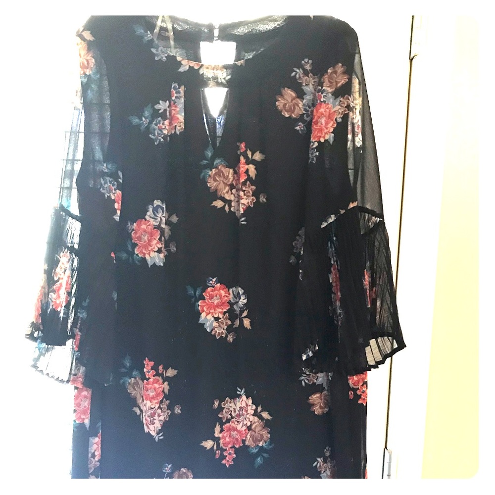 Gently used Lily Star Summer Dress w/bell sleeves